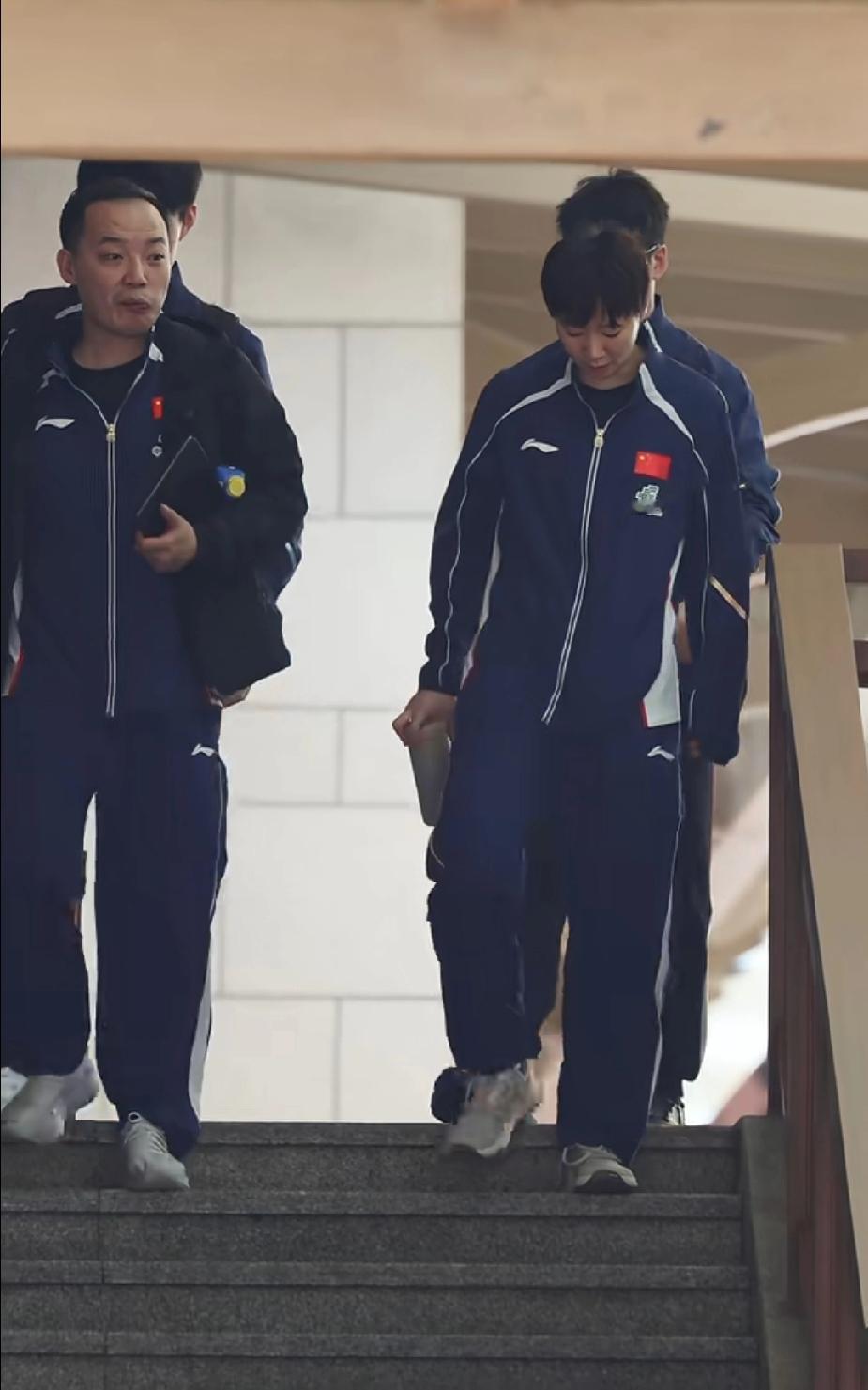 曼昱这小步伐，走得又稳又乖！
 
看咱曼昱和教练下楼梯这小步伐，不慌不忙、慢悠悠