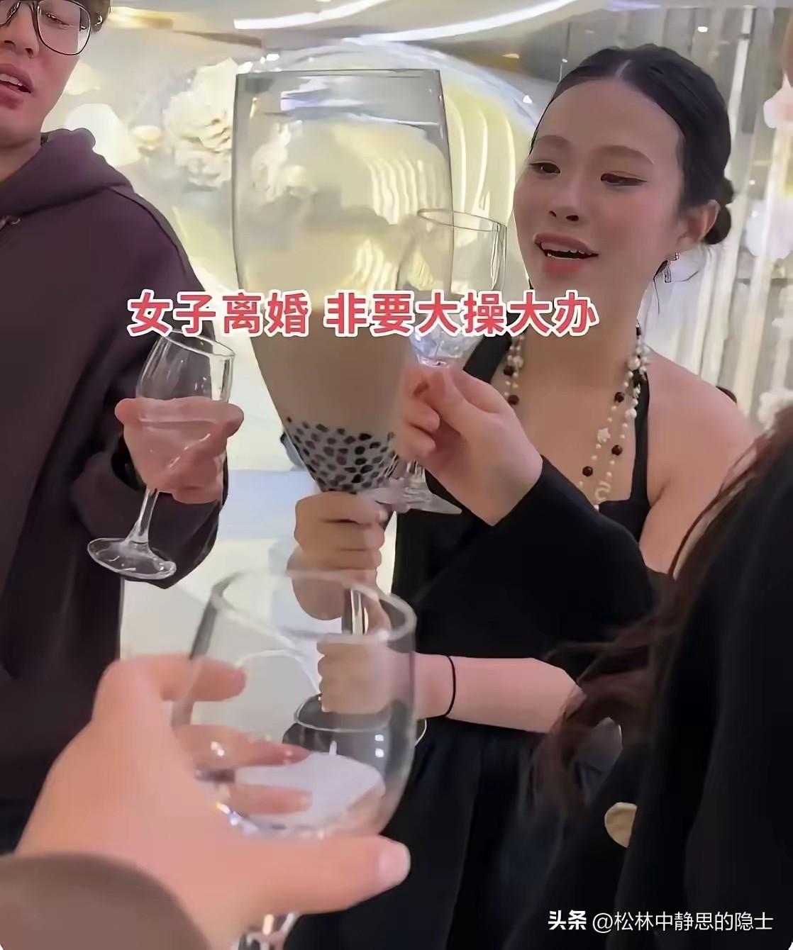 这下可真是光宗耀祖了！湖南益阳一名女子刚办完离婚手续，闺蜜们就大办宴席帮她庆祝恢