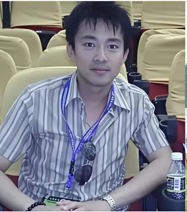除了那些走仕途之路的以外，这绝对是央视主持人当中转型最成功的一位。
同一首歌的主