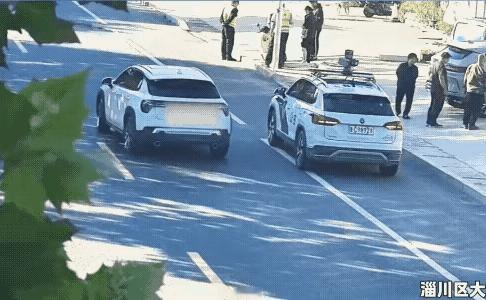 警车有没有违章，事故需不需要负责