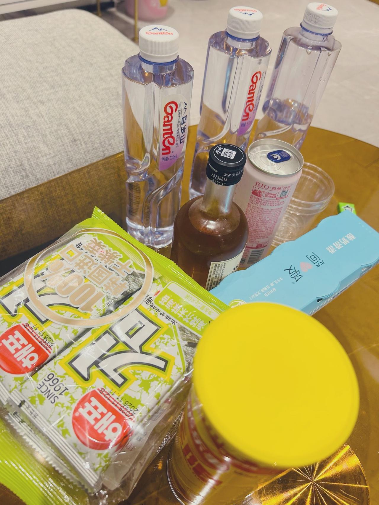 现在自来水需要预警了。
一是供水系统老化，放出来的水根本没法喝。
二是净水系统落