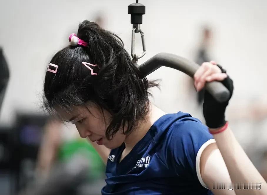 【分享一组中国女排漳州训练照，李盈莹能否出战世锦赛存疑】
目前中国女排为备战即将
