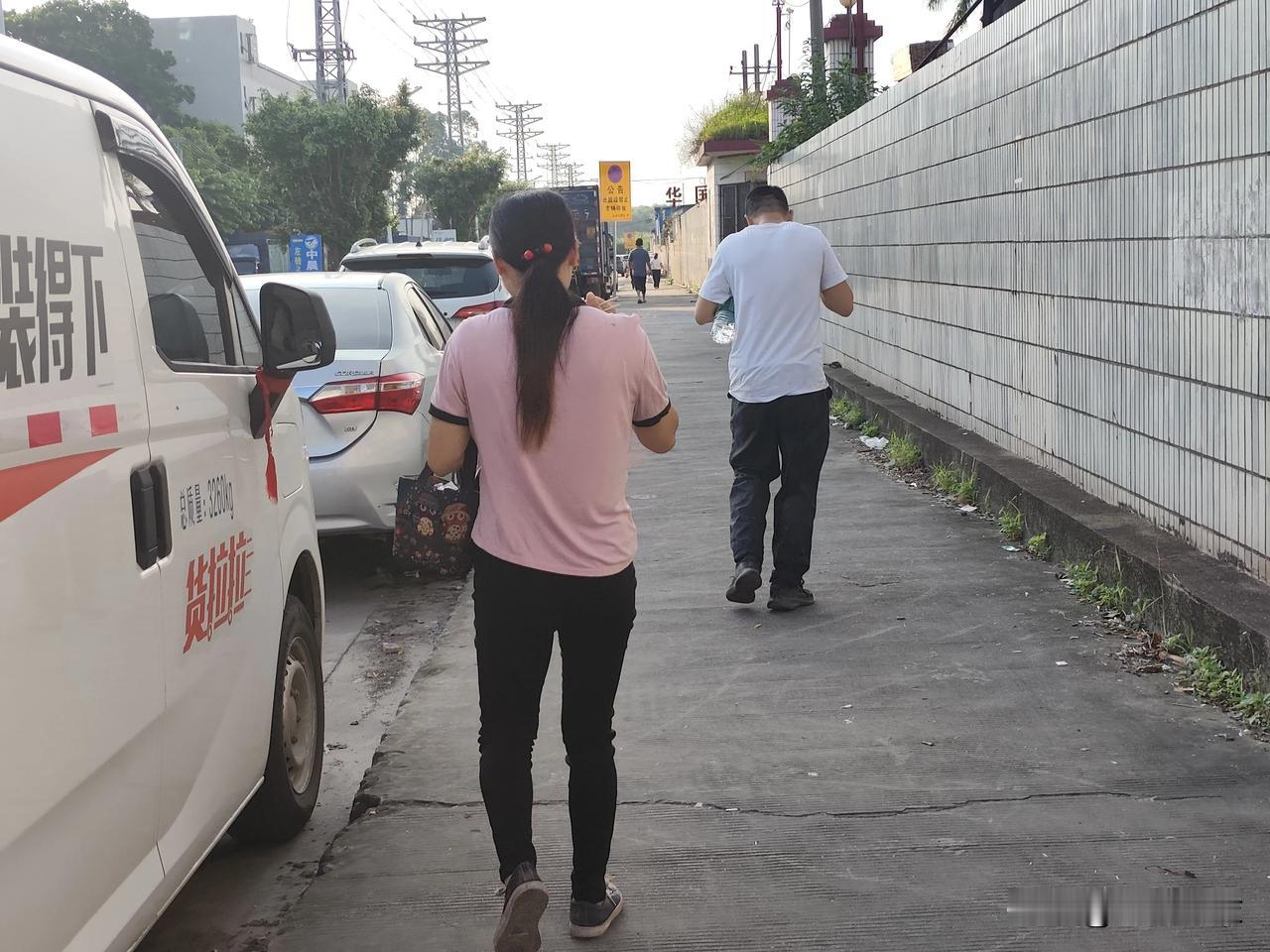 记录我的20265月28日早晨上班路上，几位男女员工边走边吃早餐，看见喜欢的女生
