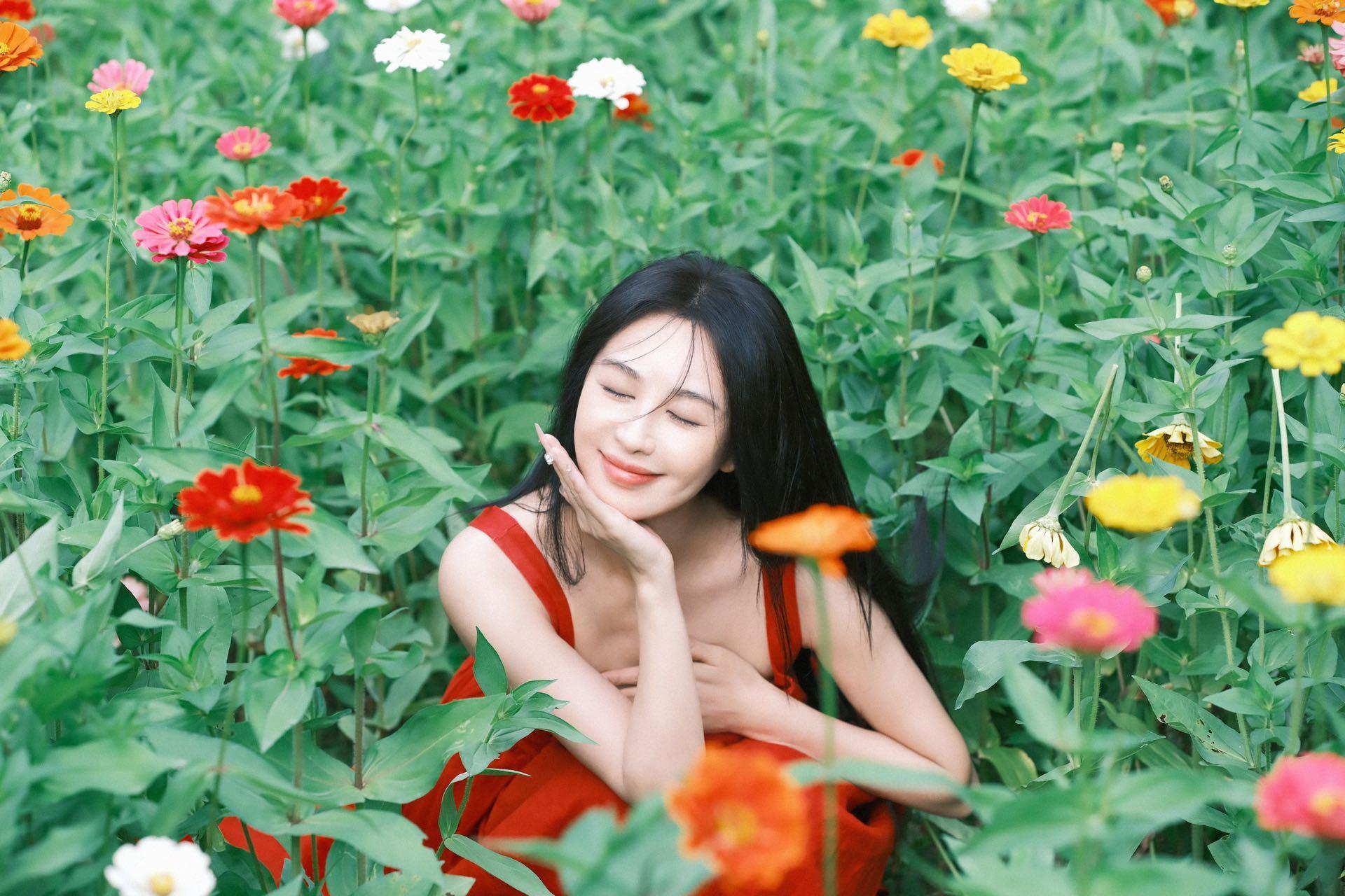 李菲儿美得好有生命力李菲儿生日红裙照绝啦！像在旷野无拘奔跑，活力感爆棚。那松弛的