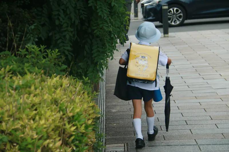 日本小学生身心受困扰
日本多地小学长期存在体育课、游泳课男女学生同室更衣的现象，