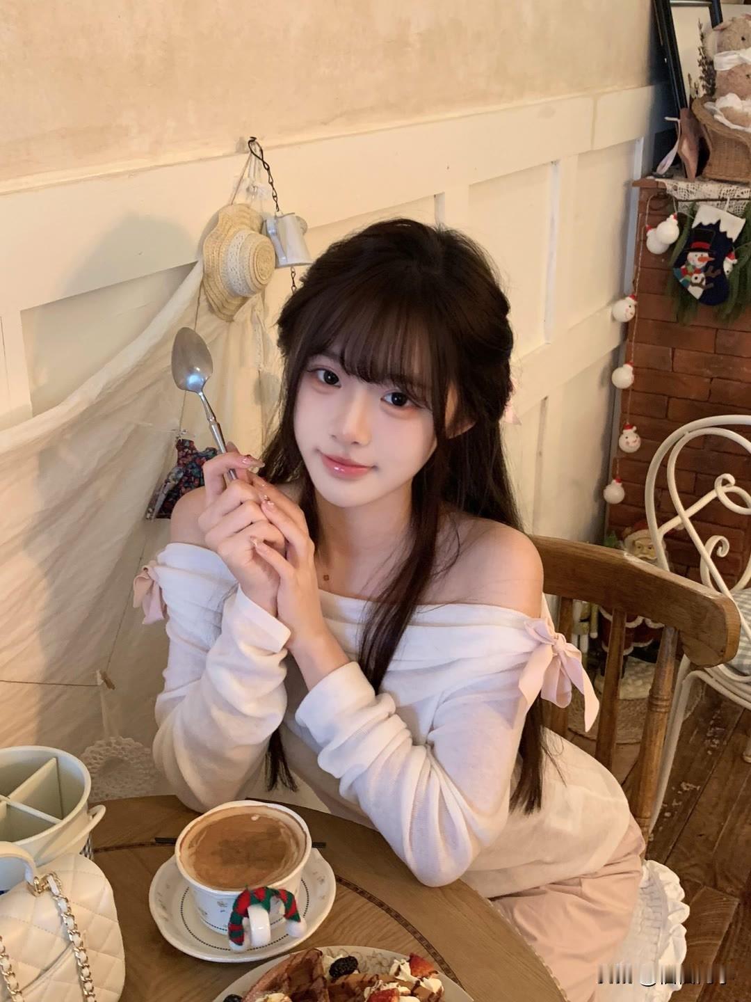 “茶香袅袅，美人如画”，这场景想想就美。
喝茶本就是生活里的小确幸，不用纠结懂不