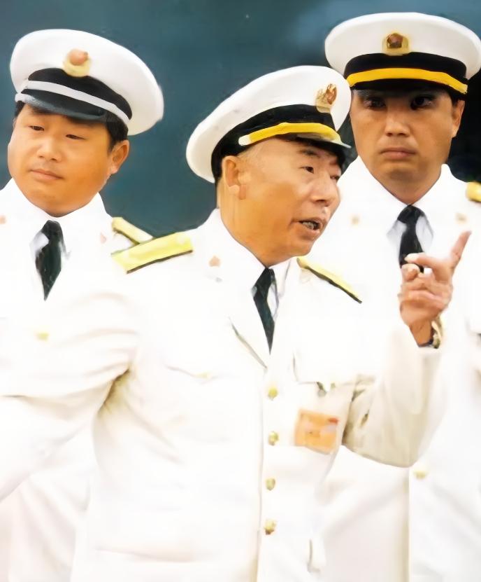 80年代末，海军司令员张连忠上将视察汕头海军供应站，见院内有磅秤，便亲自站上称重