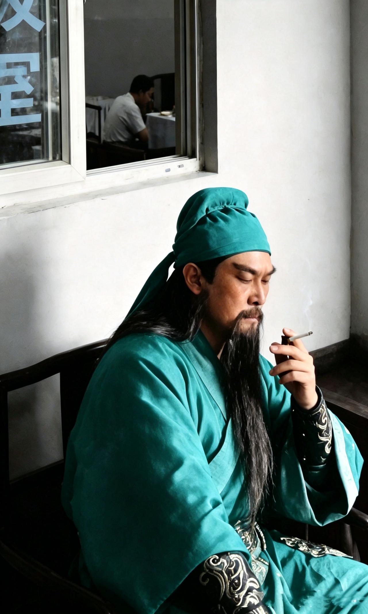 这是饰演关羽的陆树铭坐在吸烟室里吸烟。当他穿上这身装束抽起烟后给人一种感觉好似古