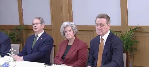 这就是西方对中国崛起的真实嘴脸！ 中美釜山会晤，那位女士的表情，愤愤不平的眼神，