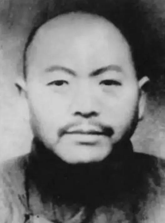 1941年，日本鬼子抓来了20多个年轻的姑娘，在几位姑娘即将被糟蹋时，一名汉奸却