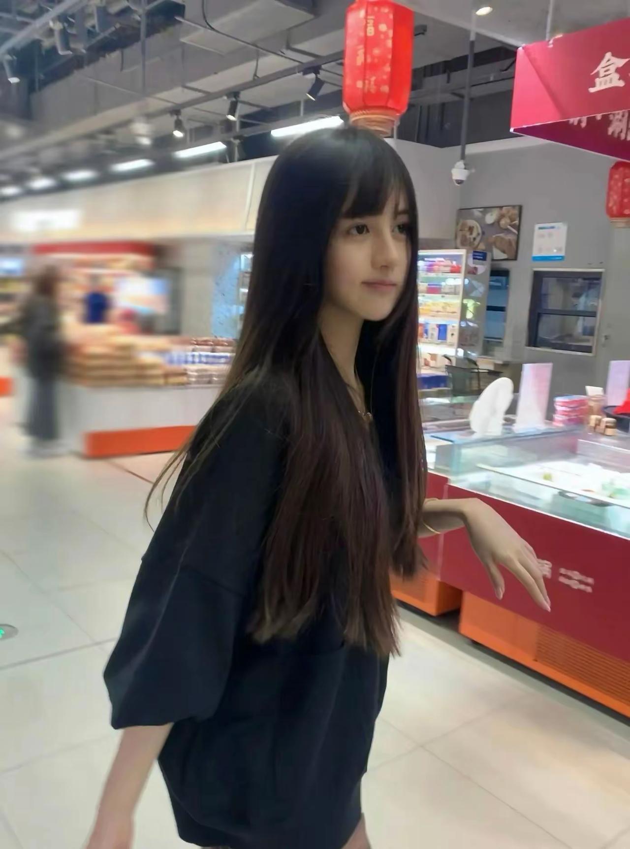 逛超市的少女时光  🛒👧🏻 在琳琅满目的货架间，寻找生活的美好。