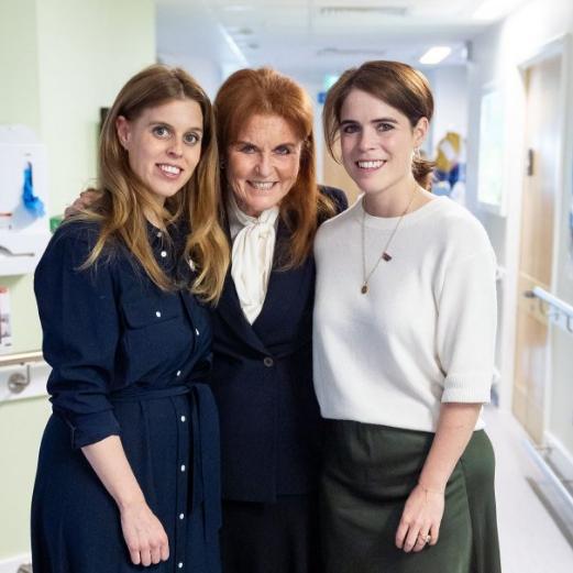 祸不及妻女？碧翠丝和尤金妮公主虽然保住了头衔，但是失去了很多隐性福利。
安德鲁王