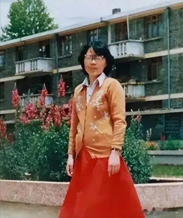 1995年，张桂梅丈夫去世，一天一位女老师摸了摸她的肚子，惊讶的说：“你肚子圆鼓