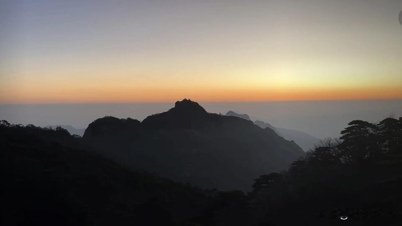 1月份游览黄山，可能大家主要去的是黄山后山。
因为黄山前山的玉屏索道在检修，这期