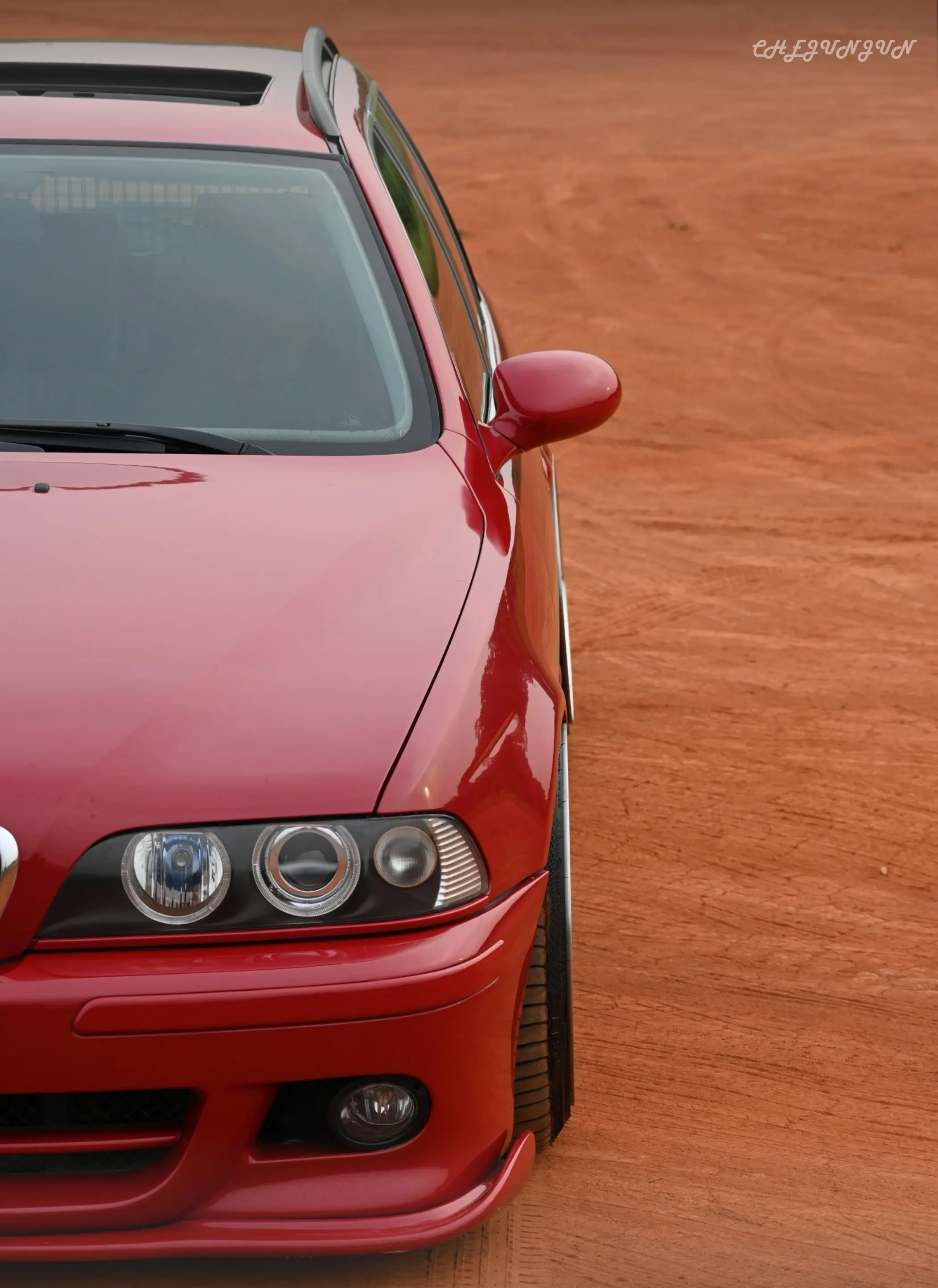 红色大瓦罐。BMW 528i 2001
