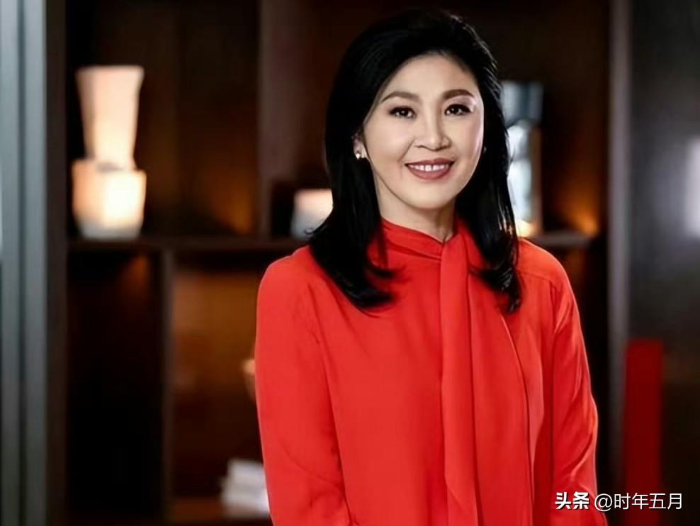 英拉还没来得及回泰国，侄女佩通坦就被罢相，兄长也重新被投入狱，估计她短时间内也不