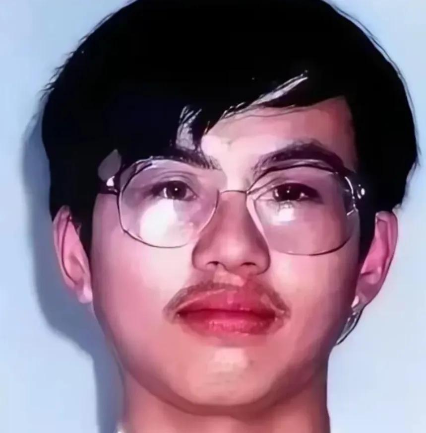 1999年，山东济阳高考状元张来玉被父母改志愿后进入南京大学。谁知，那天他在校内