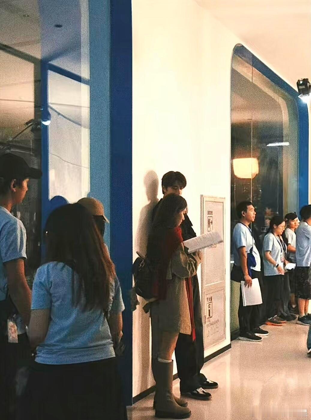顶级氛围感林一卢昱晓折月亮同框氛围感林一卢昱晓折月亮校园路透 ​​​