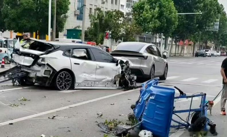 两环卫工被撞身亡系一对夫妻  这是什么车？车是杀人器，不可以当小事。 