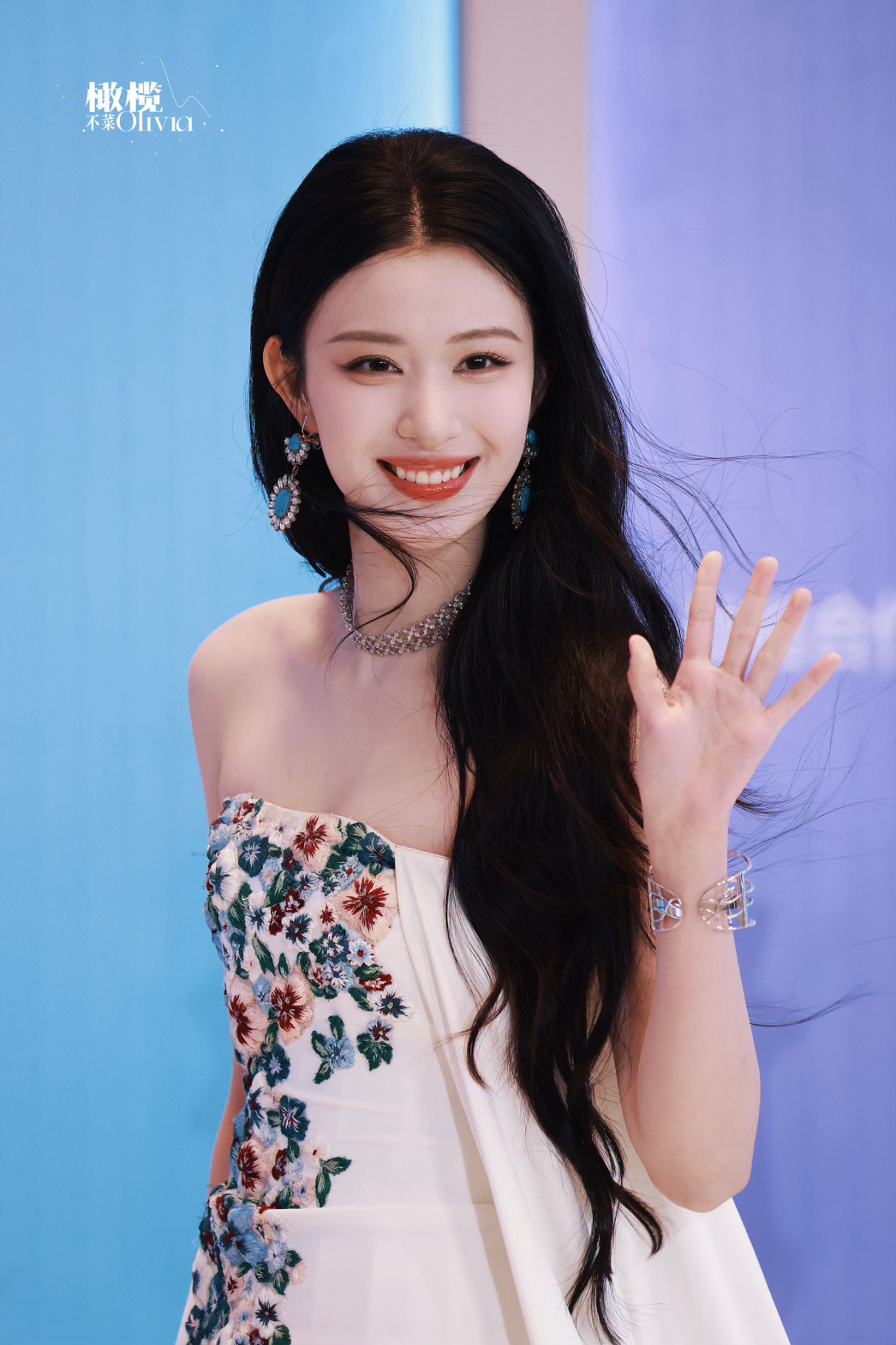 王楚然 繁花缀白裙，清甜又灵动✨ 发丝轻扬时的粲然一笑，是揉进晚风里的温柔与明媚