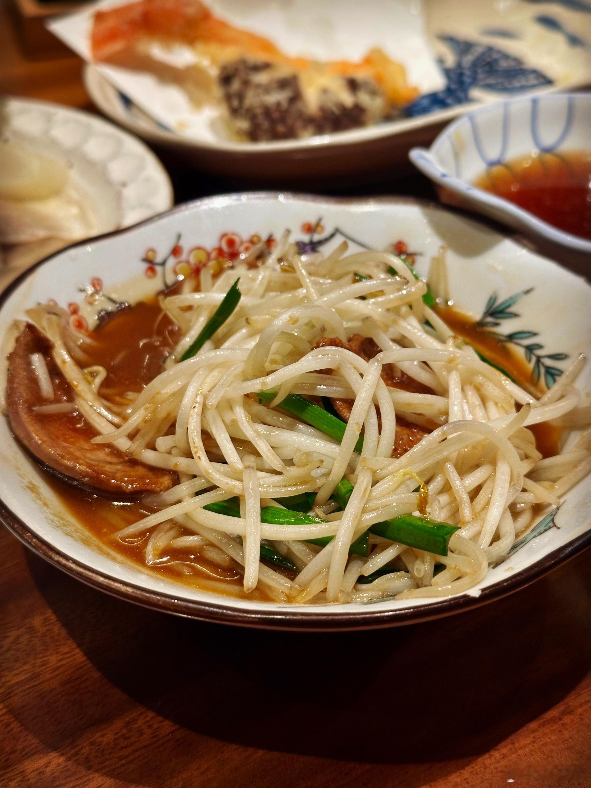 隔了几天，又来Akada了。基本上次点的全部来一遍，还加了小菜。银芽韭菜炒猪肝相