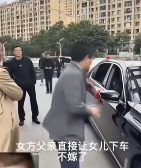 人间清醒的父亲！一场本该圆满的婚礼，在接亲车队抵达时戛然而止。新娘父亲发现婆家在