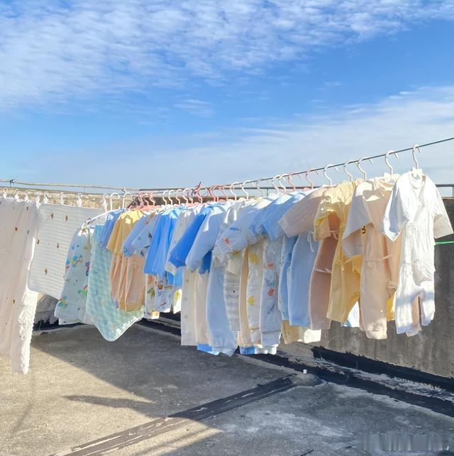 建议大家衣服不要攒一起洗每天都洗衣服的举个手！像广东这边比较热，现在都已经二三十