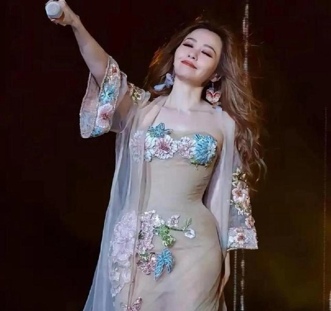 张靓颖这身材美翻了！我不许有人没瞧见这么好看的张靓颖 