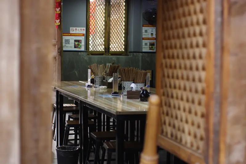 成都一家面馆被潘玮柏带火后做出了回应。据说潘玮柏在节目里推荐了这家面馆，一下子让