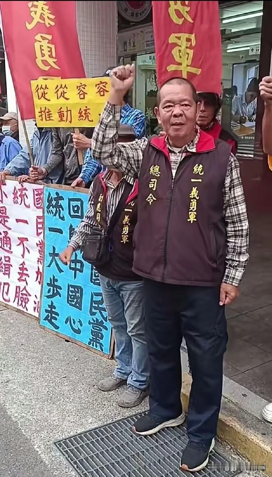 这个男子很有骨气，采取的行动也比较硬气，看到这样的画面也特别的解气，希望越来越多