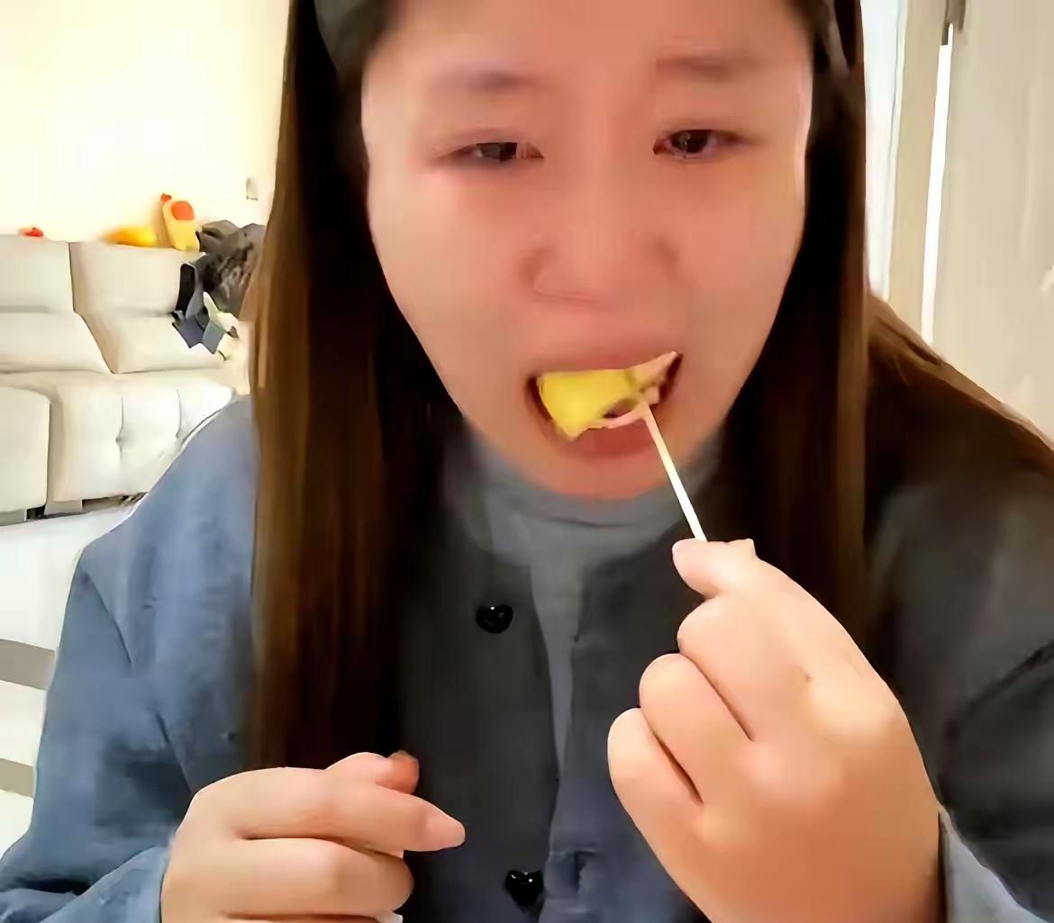 怀孕两个多月的媳妇，自己掏钱买点水果，却被丈夫骂“吃死你”，半个月后她去了医院。