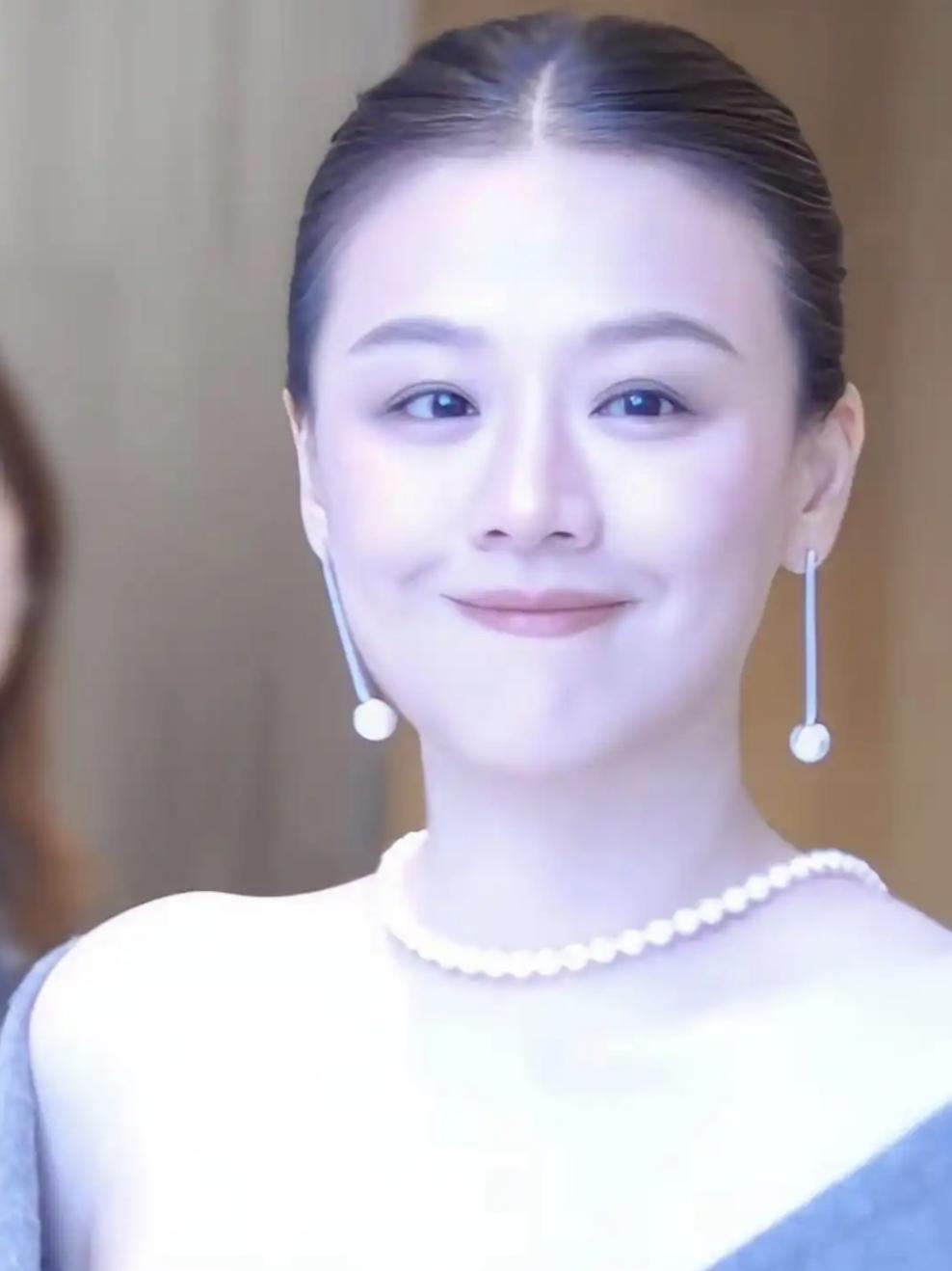 这是不是网上所说的:美的发光。马思纯自从抑郁症治好了，整个人发生了很大的变化，臃