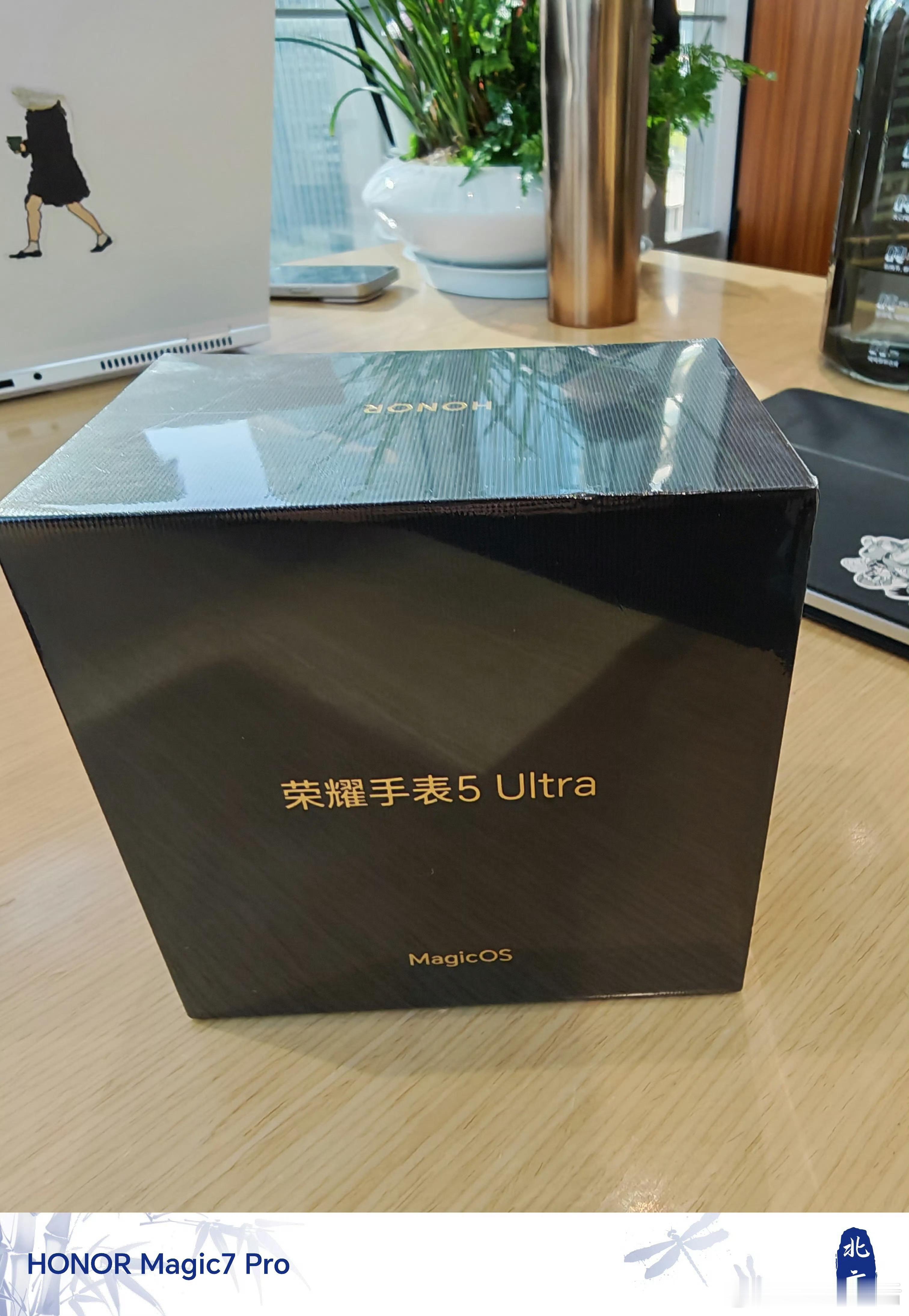 荣耀新手表这月就应该就发布，一看这黑色包装，肯定是荣耀的高端手表！ ​​​