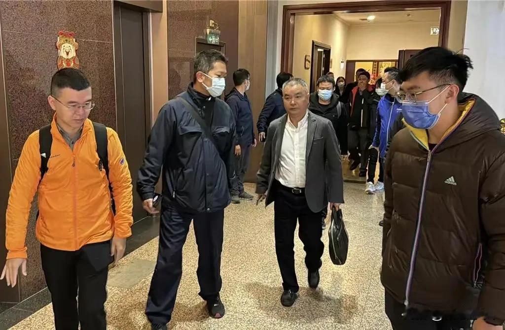 十次谈判破裂，还有继续谈下去的必要吗？
50分钟的闭门会议出来面对记者提问闭口不
