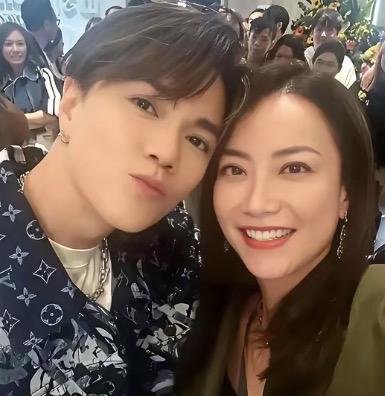 霍汶希不知道张敬轩干了什么吗？
香港早已经回归中国，香港有国安法。
一国两制本来