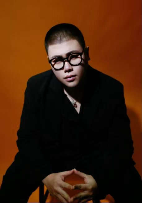 吕严直播到一半去做饭了我家那小子 别人的直播事故：卡顿、没电、忘词。吕严的直播事