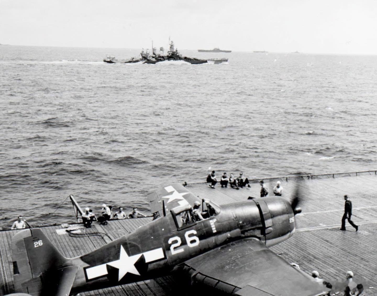 准备从列克星敦号航母上起飞的一架地狱猫，摄于1944年6月13日的马里亚纳海战期