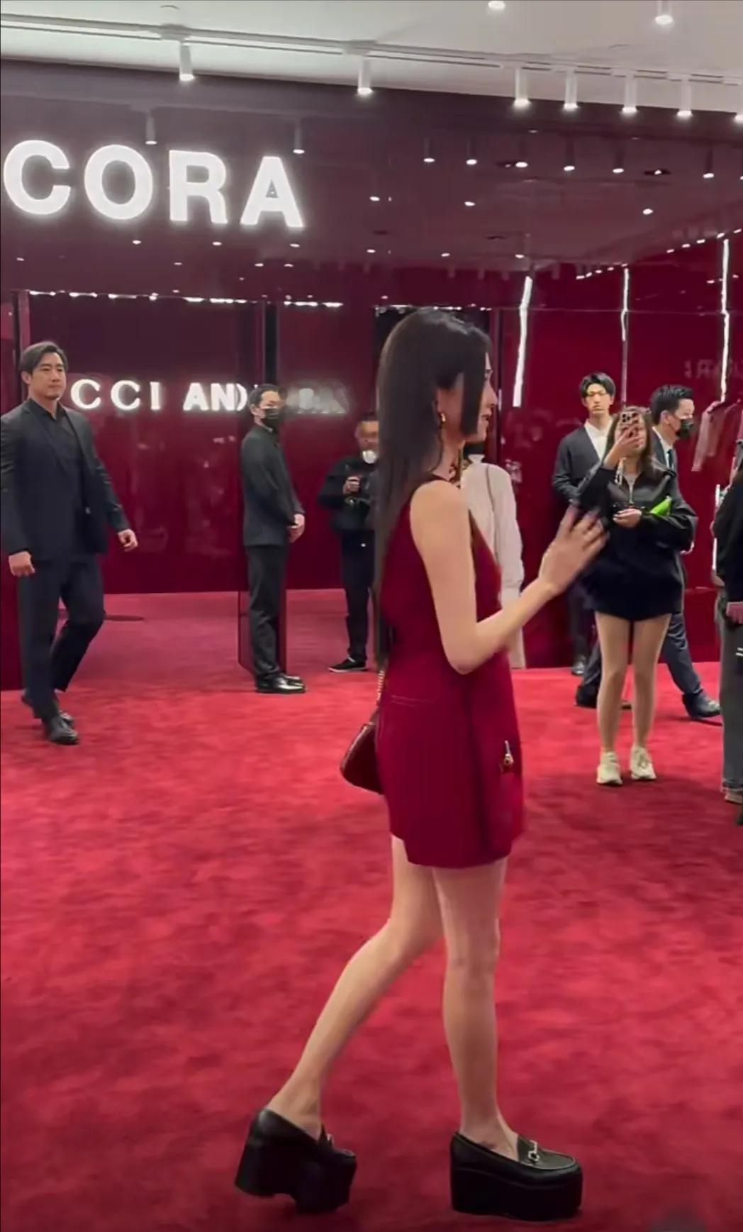 古驰设计师怎么想的啊？今天参加活动的白鹿、莫文蔚、容祖儿都是这种厚底鞋，看着好笨