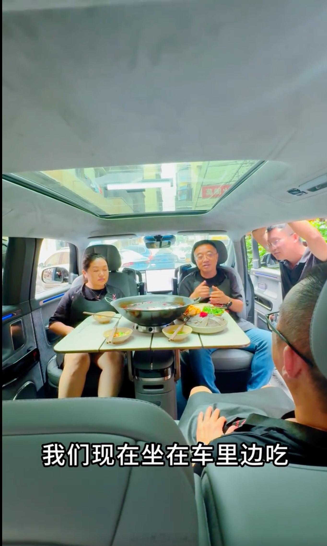 说实话，极氪MIX这车吧，其实可选的选题还是挺多的，毕竟第一排一个向后转，和第二