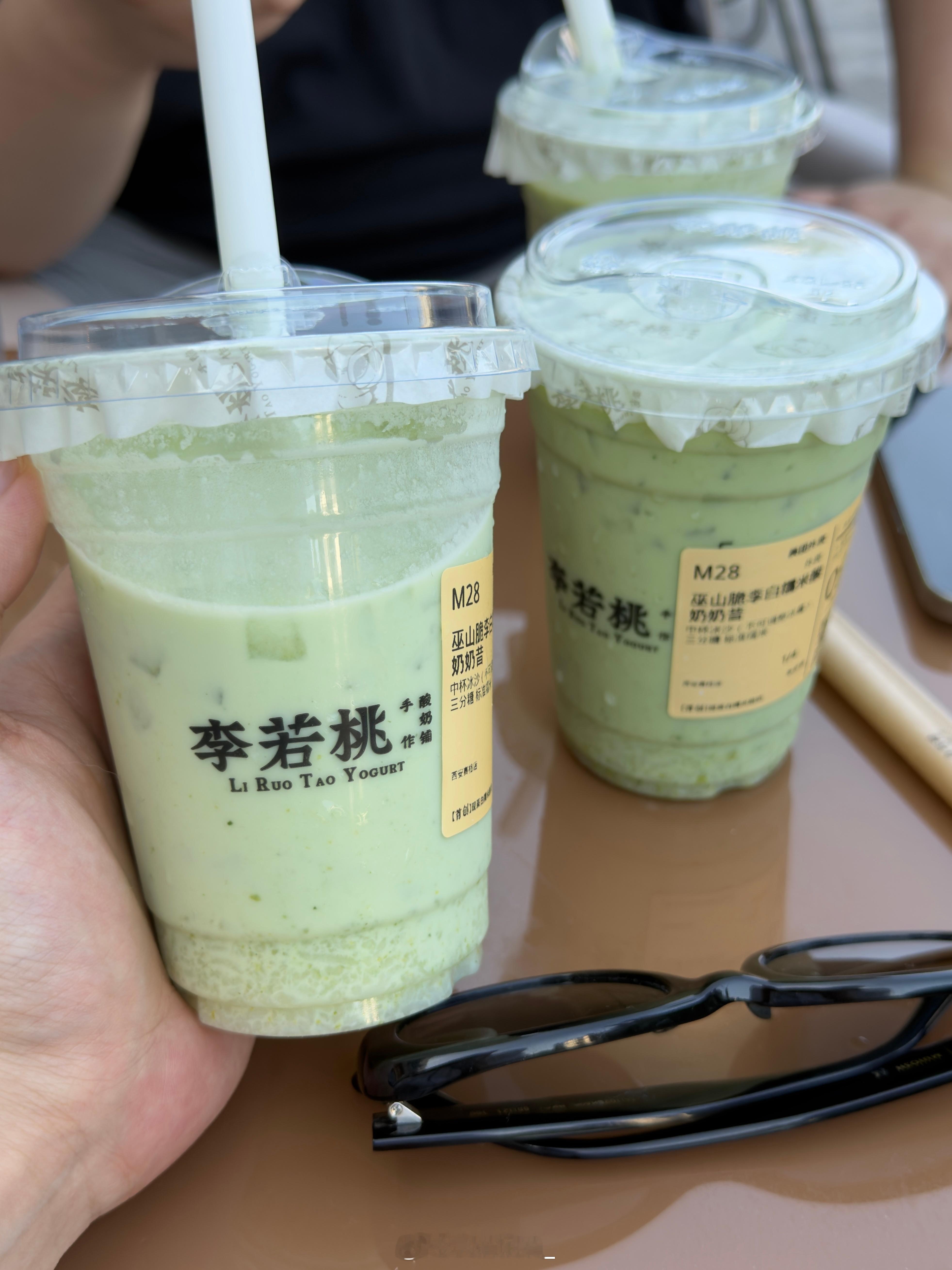 李若桃好好喝，这个小妹妹好可爱 ​​​