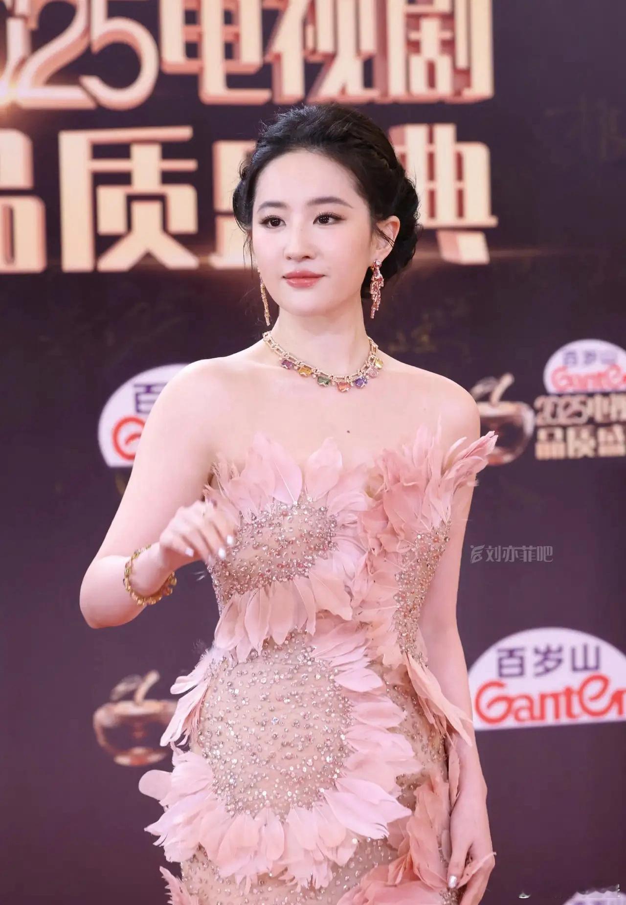 还有人怀疑刘亦菲胖不胖。一般来说明星参加活动都会和时尚品牌借礼服，借来的礼服通常