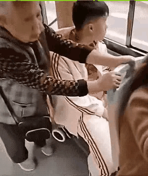 难道这社会是真变了，中华民族的尊老爱幼传统失传了吗？是应该让老年人腾出座位给这些