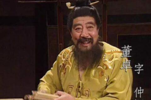 公元192年，董卓死在长安宫门前，百官奔走相告，这是三年来头一次有人能在夜里睡个
