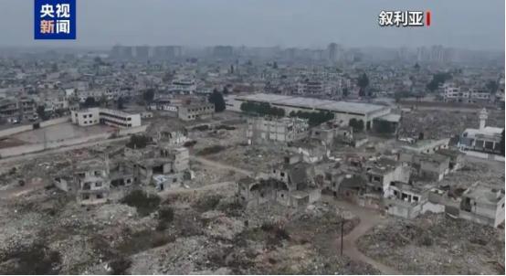 太过分了！以军当众开火，叙利亚青年开着私家车出门，居然被坦克直接轰了，车上那叙利