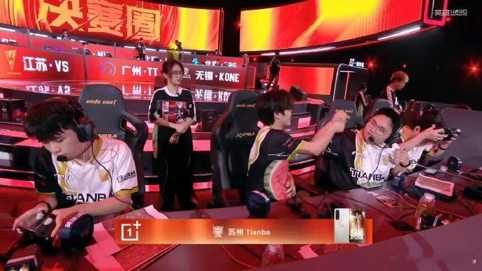 天霸荣都吃鸡天霸这一手开门红漂亮呀，荣都首局吃鸡超吸睛。2025PEL夏季赛第三