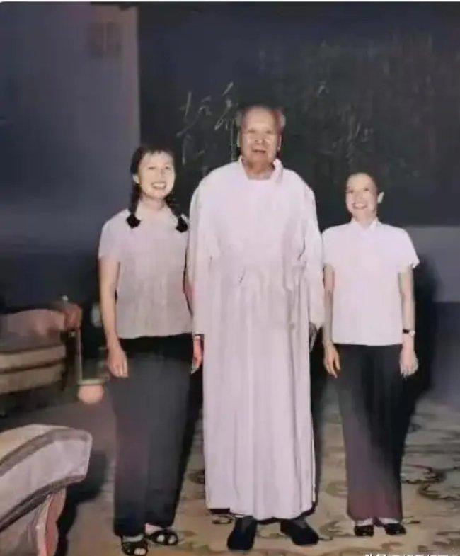 20世纪70年代，毛泽东主席晚年与身边两位重要工作人员——机要秘书张玉凤（左侧）