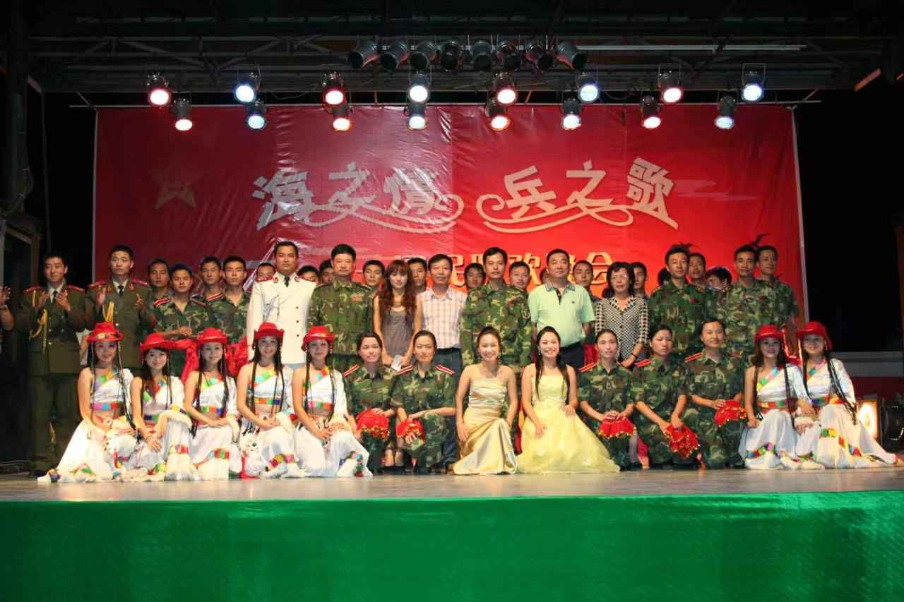 昨晚，军乐队群里发了一张合影，照片主题是“海之情、兵之歌”联欢晚会。照片里有炮三