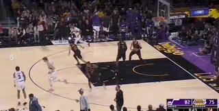 1. 詹姆斯复出退居二线 12次助攻助湖人得140分：詹姆斯复出退居二线，将持球