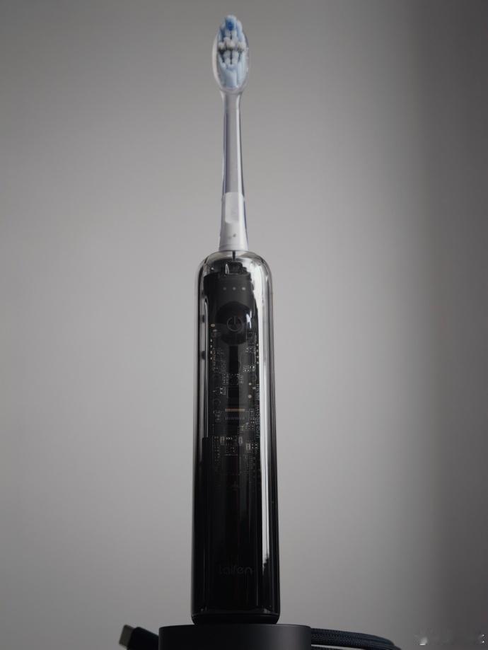 一代用户还是没忍住买了。 3天真实体验，说说 徕芬扫振电动牙刷 i2透明探索版）