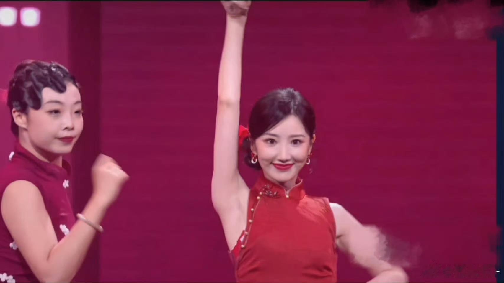 被甜妹天花板毛晓彤A到了 甜妹天花板毛晓彤这次表现真不错，红色波点裙很亮眼，跳舞